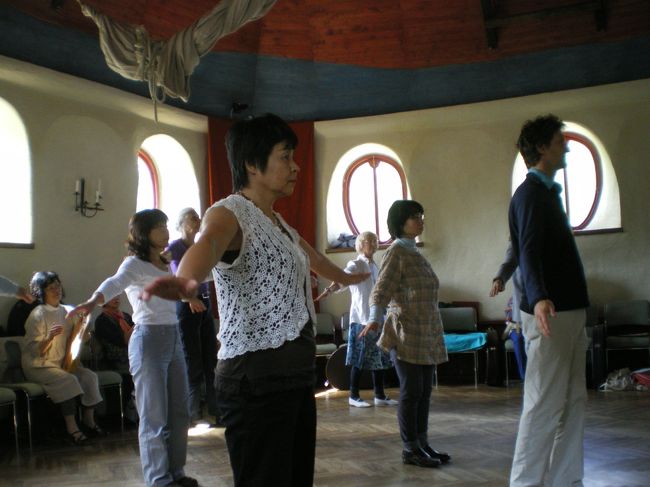 バスにて、またSolvikに移動。11:30から1つめの講座のスタートです。<br />私は、ドルナッハから来たというオイリュトミーの先生の講座を受けました。<br />ライアー音を響かせながら、身体で動いていきます。<br />ハ調長の音階を、体験しながら、身体の使い方を学びました。