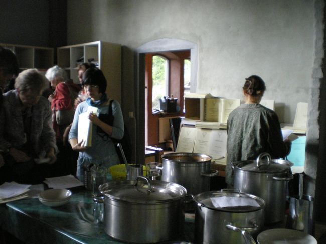 昼食。ベジタリアンフードの昼食。<br />毎日が、ほとんどパンとスープの食事でした。<br />ちびっ子日本人は何とかなるけど、外国の方々には、物足りなかったかもしれませんね〜<br /><br />食事の後は、楽譜販売もしています。新しい楽譜を見つけては、皆さん大量買いしていました。