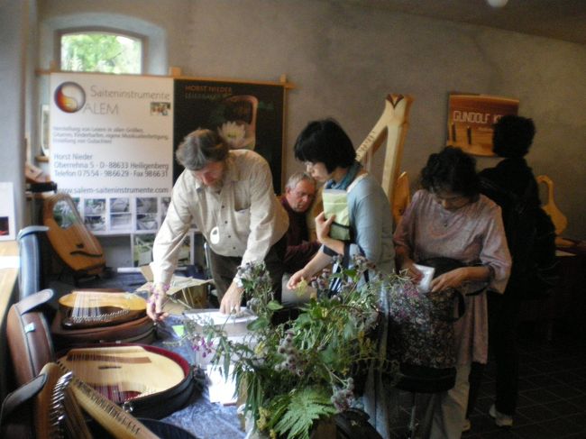 大会には、ライアービルダーのショップも出ます。<br />ロマンスグレーの彼は、私の持っているライアーを作った、ホルスト・ニーダー氏です