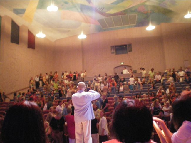 そしていよいよ最終日、今まで練習してきた曲を、一般の方を入れた、公開演奏会にて発表しました。<br />大勢で合わせるのは大変難しかったけれども、とても良い響きで最後に全体の演奏を聴くことができました。客席からの写真がないのが残念〜<br /><br />中央に立っているのがPar　Ahlbom氏。<br />彼の曲はあまりにも難しすぎて、何名かの演奏者によって演奏されました。彼は歌声も素晴らしく、観客も巻き込んで歌の指導を楽しんでしていました。