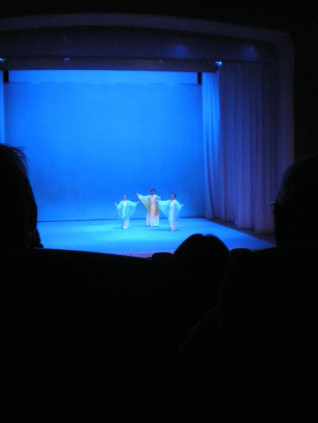 オイリュトミーの為に作られた舞台で見る、オイリュトミーは、本当に素晴らしかったです。<br />刻々と移り変わる照明による色彩のあでやかさと、音や、言葉によるオイリュトミストの動き、軽やかさ、とても良い物を見せていただきました。<br />　<br />公演が終わったのはすでに11時を回っています。<br />明日は4時30の出発なのに・・・寝る時間があるのでしょうか？