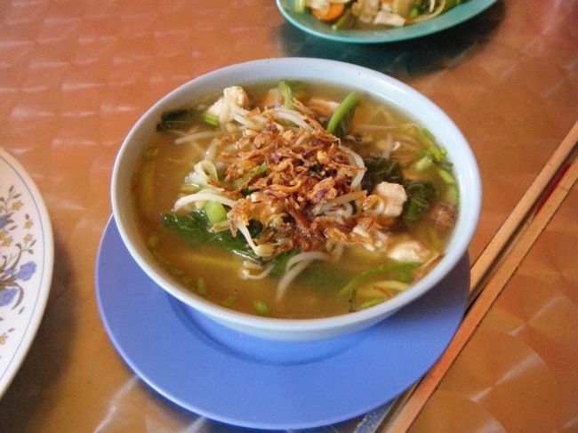 最後に、“スープヌードル”です。<br /><br />これに、コーラ3本とアイスレモンティーで、<br />全部で40MYRぐらいだったと思います。<br /><br />あと帰りに、飲み物とポテチを買って帰りました。<br />COKEなどの飲み物は、350ml缶で2MYRでした。<br />(ちょっと、高めです。)<br /><br />この日から、<br />　朝食は、バフェ<br />　昼食は、ビーチサイドでピザ&amp;サンドイッチ<br />　夕食は、ZAKIでテイクアウトしてお部屋<br />で、食べました。