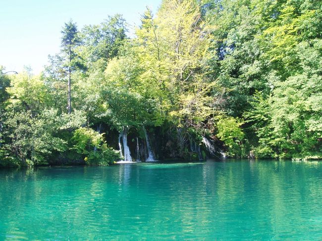 プリトヴィッツエ湖沼群です。九塞江に行ったことはないですが、CROATIAの九塞江と称しても良いのでは？と思います。こんな景観が次々と続くのです。