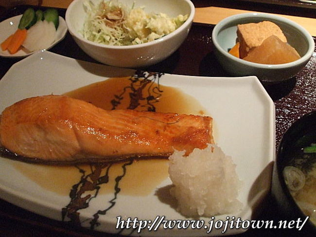 ･2009/7/12<br />毎日お昼ごはんはココで食べたいっ！「酒里なかじま」の日替わりランチは飽きないです。なんたって美味しいんだもの。<br /><br />今日はサーモンの照り焼き。お漬物も副菜もお味噌汁も言うこと無し！！