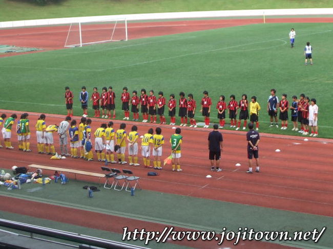 ･2009/7/12<br />そしてチャリをこいで選挙へ行き、その後、武蔵野市立陸上競技場で開催される恒例の芝生サッカー大会へと向かいました。孫チャン達は先に到着していて、その元気な姿に一気にテンション上昇です。<br /><br />そんなこんなしていると、jojitownサポーターさま「フィオーレ武蔵野フットボールクラブ」の練習試合が終了しました。本日の対戦相手は吉祥女子チーム。地元対決でした。<br /><br />現役中高生のチームで、フィオーレは第14回Uー１５東京都大会で三位入賞を果たし、関東大会への出場権を獲得。先月末に山梨で行われた第１４回関東女子ユース（Uー１５）サッカー選手権大会へと出場しました。