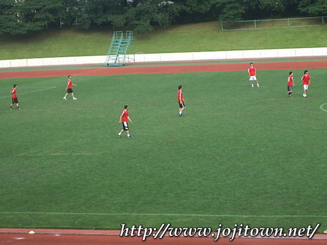 ･2009/7/12<br />玲ちゃんが仕切りの、今日のこの芝生サッカー大会。武蔵野市内で小中とサッカーチームに属していたＯＢを集結して年に２回ほど、競技場と、中央公園などで集いの場を提供してくださっています。もちろん、フィオーレの桑津監督やコーチ陣と共に・・・・です。<br />