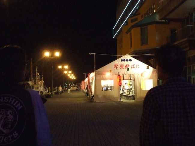 すると隊長たちが灯りのついたテントを目指して歩きはじめました。