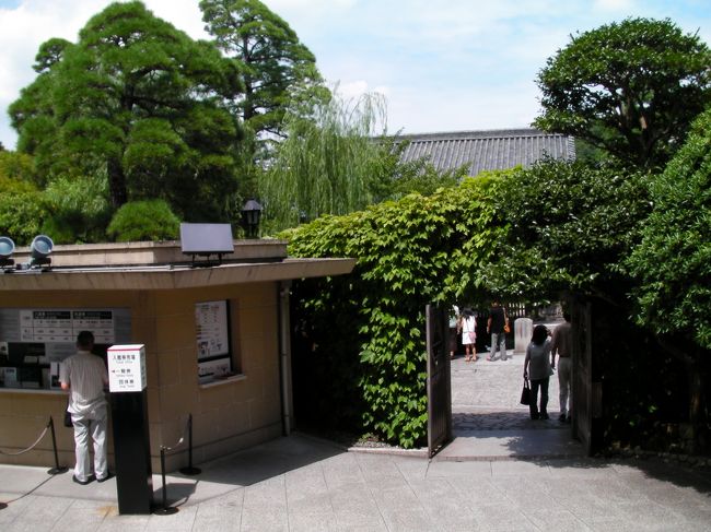 大原美術館の門とチケット売り場です。