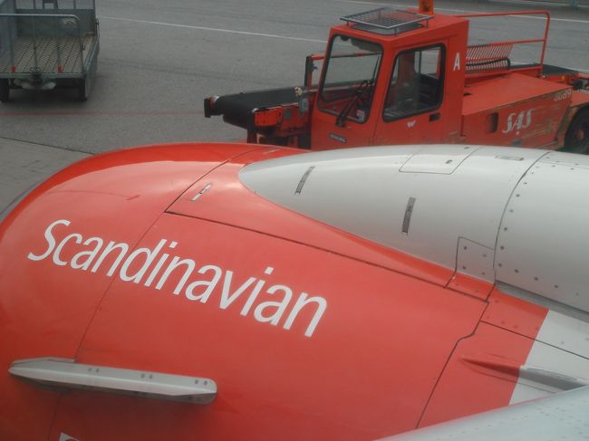 スカンジナビア航空でストックホルムからベルゲンへ向かいます。<br /><br />前日にインターネットでチェックインしておいたので、当日朝は楽々♪座席も前のほうの2人がけの席を2列予約したので、快適でした。