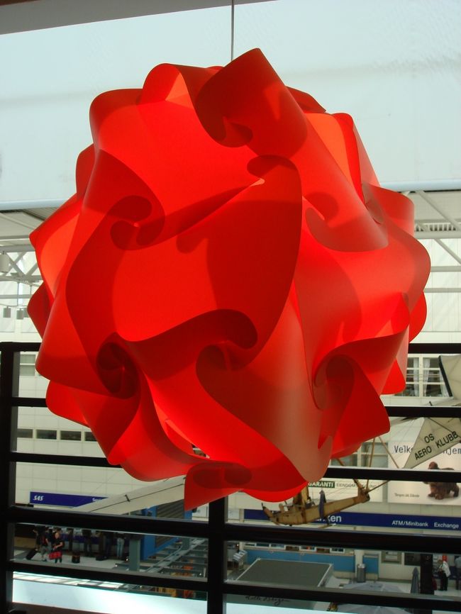 まずは、軽くお昼を食べようということになり、空港内で早めのお昼を頂きました。<br /><br />お昼を食べた後は、レンタカーを借りて、一路オースという町に向かいます。<br />今回のレンタカーはアウディ。スウェーデンで借りたボルボに比べると家族4人乗るにはちょっと狭い感じでした。