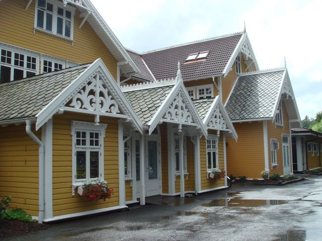 空港からは30分ほどで、オースという町のソールストランホテルに到着しました。<br /><br />まずは駐車場に車を止めて、チェックイン！