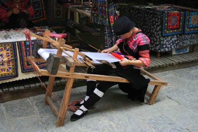 はたを織る民族<br />ヤオ族