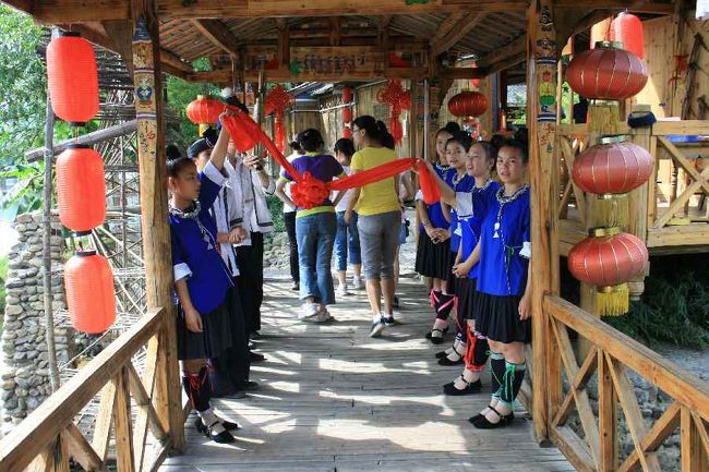 何か歌をうたわないと<br />ここから先は通しませんと言って<br />通せんぼしています。<br /><br />先を行く人たち（観光客）は<br />歌をうたって通して貰いました。<br /><br />さて、わたしは通してくれるでしょうか？