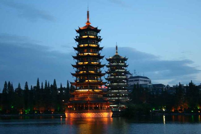 その後、秦さんと二人で湖畔周辺を散歩しました。<br />これは特にツアーのスケジュールにはなかったのですが、私が泊っている桂林大瀑布飯店の瀑布ショーが始まるまで気持ちよく付き添ってくれました。<br /><br />「日本語の勉強をもっとしないといけない」と彼女は何度も言っていましたが、それよりももっと大切な心（四国ではもてなしの心と言います）を彼女はちゃんと持っていて、それがとても心地良かったです。