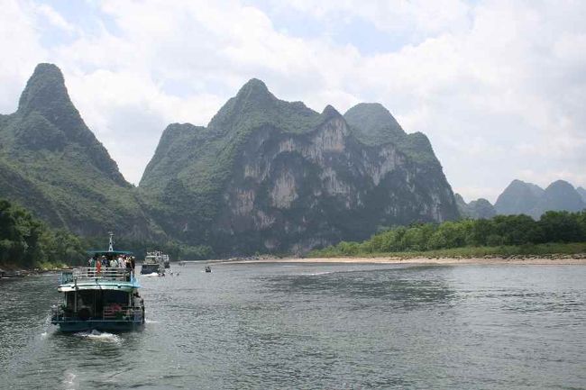 九馬画山。<br />いくら数えても５頭までしかわかりません。<br /><br />こんなふうに見所があるたびに<br />説明してもらいます。<br /><br />いい季節だと<br />ずっと甲板で眺めていたいのですが<br />とうとう暑さに負けてしまい<br />冷房の船内で大半を過ごしまいました。<br />