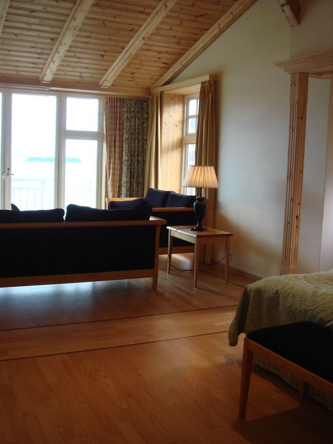 こちらはお隣の旦那の両親の部屋。<br /><br />旦那の両親の部屋はコーナーにあるお部屋だったので窓が両方の壁にあり明るくて開放的でした。<br /><br />このホテルのジュニアスイートに泊まるなら431号室がお勧めです♪