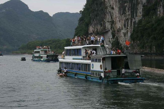 二日目は璃江下り。<br />まさにここに来たかったのです。<br /><br />この日は晴れていましたが、<br />天気の悪い日はまるで山水画のような景色が広がるそうです。<br /><br />竹江埠頭から何隻もの船が出発します。<br />船内ではデンマーク人の母娘とその大叔母さま（香港在住）と同席しました。大叔母さまは80歳を過ぎているそうです。若かりし頃の写真を見せて貰いました。なんとも美人さんではありませんか？<br /><br />そんなこんなで楽しい船旅になりそうです。<br /><br />