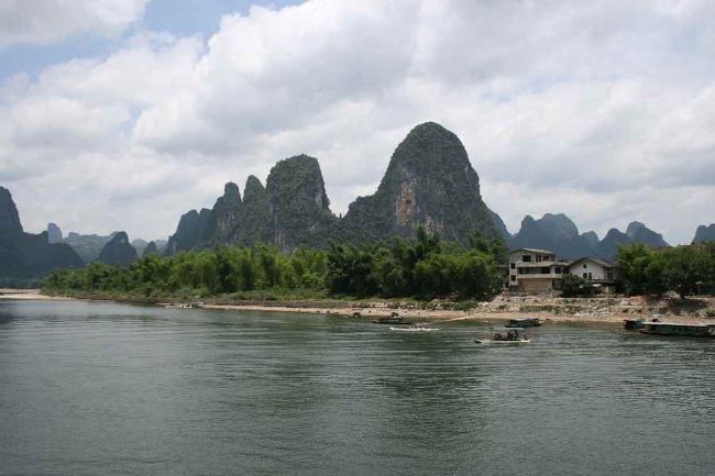 この頃から昼食（バイキング）がはじまります。<br />景色のいい二階席から、ガイド専用席（階下）へ移り、ガイドさんたちと一緒にごはんを食べていたら<br />厨房から思いがけない差し入れ（大学芋と麻婆茄子）を頂きました。<br />「ヘン　ハオ　チー」<br /><br />ガイドさん曰く<br />「上階のバイキングより美味しい」とのこと。<br /><br />別メニュー（有料）ですが<br />折角なら、<br />おいしいものを食べたいものです。<br /><br />陽朔で下船するとき、お土産にうちわをもらいました。<br />うちわの表に<br />『船在青山頂上行』<br />と書いてありました。<br /><br />