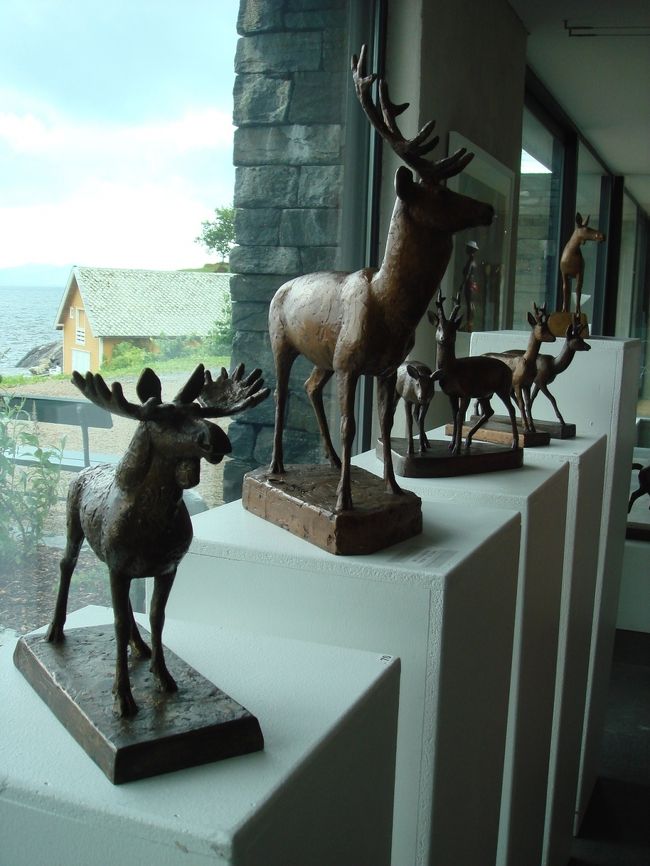 フィヨルドの見える窓越しに芸術作品…<br /><br />気持ちの良い空間です。