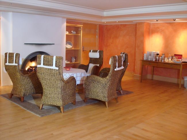 なかなか良さそうな待合室<br /><br />暖炉に火がついていて暖かい雰囲気です。