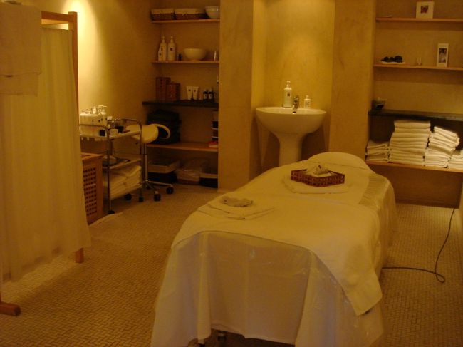 マッサージのお部屋を一つずつ見せてもらいました。<br /><br />別に見せてくださいと言わなかったのですが、係りの人が見てもいいですよって言ってくれました。
