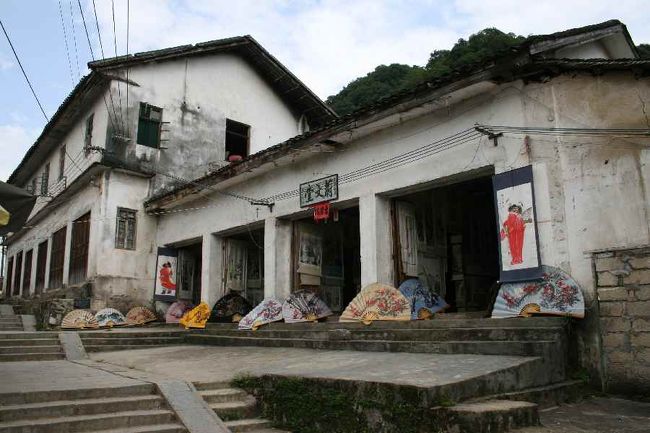 扇子を作ったら、こんな風に乾かして、ある程度たまったら市場へ売りに行くそうです。