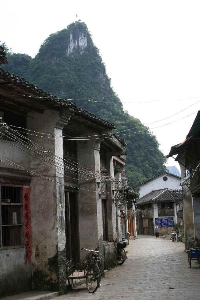 呼び込みのお姉さんが中の調度品や<br />舞台を一つ一つ丁寧に説明してくれました。<br />古戯台、つまり野外劇場舞台のことで<br />昔は一つの仏閣などに一つの舞台が建てられていたそうです。<br /><br />ある部屋に通され<br />「ここで記念撮影ができます。２０元です」<br />しなくてもいいですとも言われましたが<br />まあ、お願いしてみることにしました。<br />横にはパソコンとプリンターが備えてありました。<br /><br />また別の部屋に通されました。そこは<br />関羽さまを祀るお堂。<br />手を合わせ、３回お辞儀をして祈りしました。<br /><br />その後金色のカードを渡され、<br />隣の部屋へ通されると、<br />今度はお布施のようなものでした。<br /><br />「お気持ちだけでいいです」<br />と言われ、寄付金の帳面を見てみると、<br />１００元、２００元…<br />なかには目の飛び出るような金額も。<br /><br />ガイドさんに相場を尋ねると<br />「もし信じるなら、３と６と９を組み合わせた<br />数が縁起がいいです。<br />信じないなら、しなくてもいいです。<br />でも、関羽さまはこの辺りで最も多くの人々が信仰しています」<br />それならと、３６元にしました。<br /><br />まあ、社会科見学ですね。<br />ガイドさんも入り口で<br />怪しいかも…と思ったそうです。<br />そんな顔をしていましたから分かりましたけど。<br /><br />でも、呼び込みのお姉さんも一生懸命ガイドしてくださいましたし、いい体験となりました。<br />