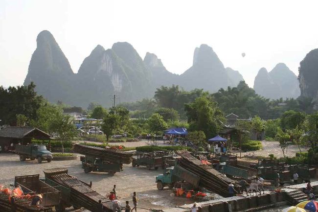 こうやって、<br />川から筏を引き上げ、<br />トラックに積み重ね<br />また上流へと搬送します。<br /><br /><br /><br />