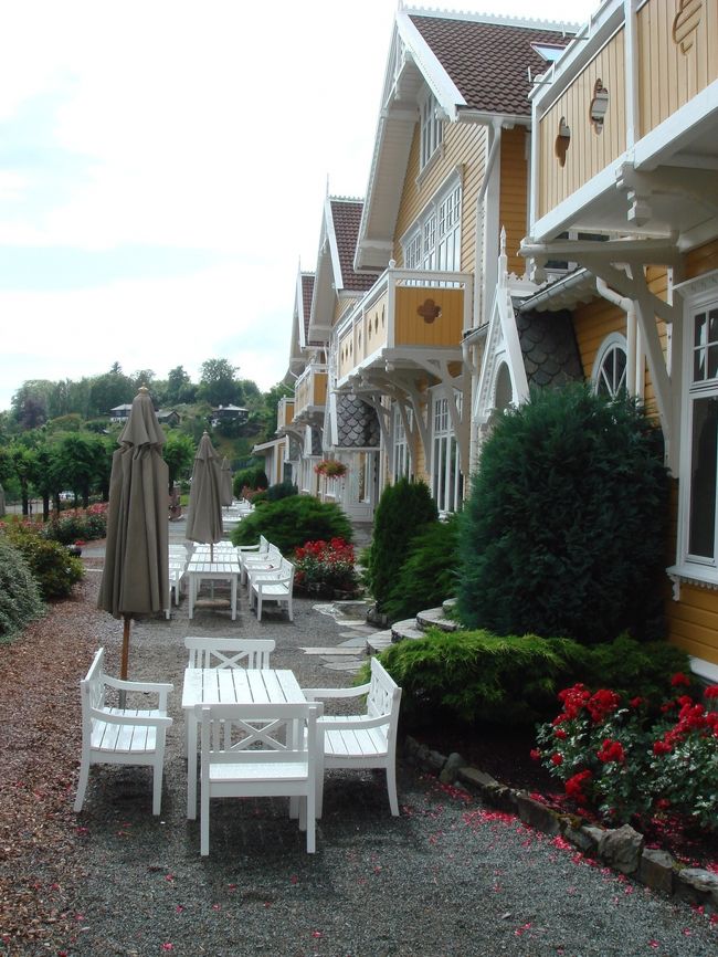 旦那の父は「お父さんにはなんのプレゼントもないのか？？」と。<br /><br />＾＾;;;<br /><br />す、すみません…。<br /><br />旦那の両親は母のマッサージの時間までスパ(温泉)で過ごすというのでippuni夫婦は旦那の母のマッサージの時間までぶらぶら外を歩くことにしました。