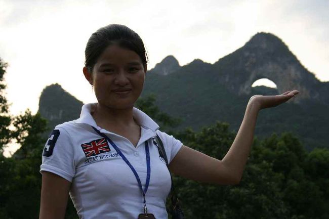 月亮山は<br />こんな風に記念撮影すると<br />面白いそうです。<br /><br />ガイドの秦さんに<br />モデルになってもらいました。<br /><br />