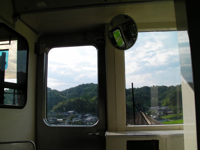 先頭です。運転席は左です。地元の人ばかりだったのでちょっと恥ずかしくてカメラを出せなかったけれど、もう少しいろいろ写真を撮っておけば良かったと後悔。すてきな列車の旅でした。駅には友が自転車で迎えに来てくれました。<br />５時を過ぎてもまだ日が高く、日焼けを気にしながらキャリーバックをひいて友の家に向かいました。<br />明日は姫路城見学です。