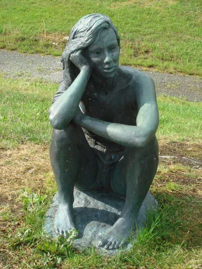 お庭には彫刻もあり･･･