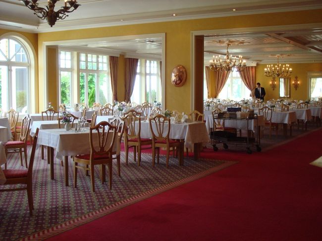 ここは明日、朝食ビュッフェのレストラン。<br /><br />でも夕食も基本的にはここで食べるらしいです。