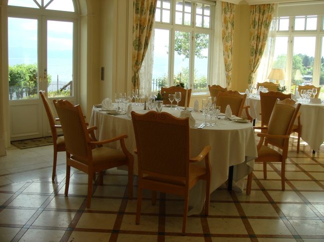 ippuniたちは交渉の結果、その奥にあるガラス張りの素敵なお部屋を予約しました♪<br /><br />夕食のテーブルの予約が無事済んだので、ひとまずお部屋へ戻って一休み。