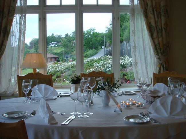 ippuni一行が予約した席。<br /><br />この部屋には他に誰もいず、サービス係独り占めでした。