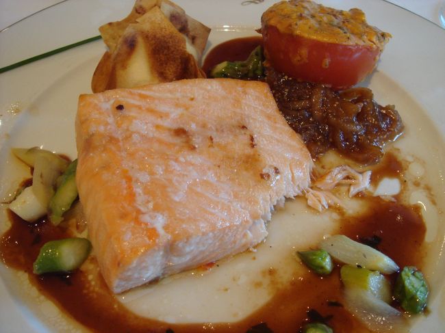 一口食べかけてしまいました＾＾;<br /><br />ippuni夫婦＆旦那の父が注文したサーモン料理。<br /><br />旦那の母は、monkfishなるものを注文。<br />monkfishってなんだろう？？と言いながら一口頂いて試食。白身で柔らかくてなかなか美味しい♪<br /><br />旦那の父は、直訳すると「僧侶の魚」だからきっと良い魚に違いないと言います。<br /><br />翌日、魚市場でmonkfishの実態を見るまではこんな感じで楽しい会話が続きます（笑）