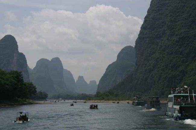 はるか向こうに富士山とりんご山が見えます。<br /><br />ところで桂林では富士りんごは有名だそうで、<br />地元のりんごよりも味がよく人気だそうです。<br />