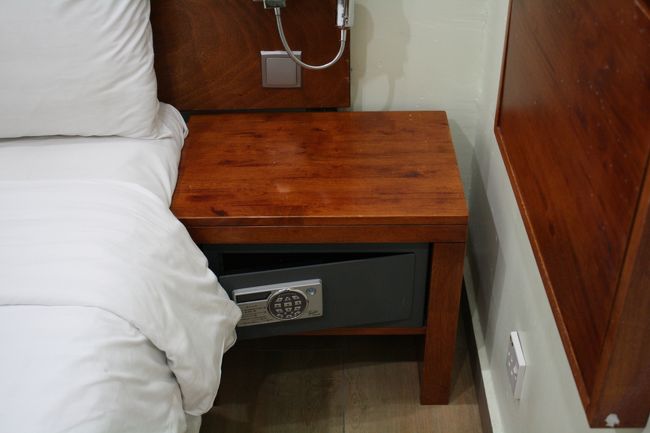 金庫はフリーで使えました。<br />あと、ベットの反対側にはパソコン等が使えるように、マルチタイプのアウトレット（コンセント）が用意されていますので、アダプターを用意する必要がありません。（電圧は２４０Ｖです。念のため。）