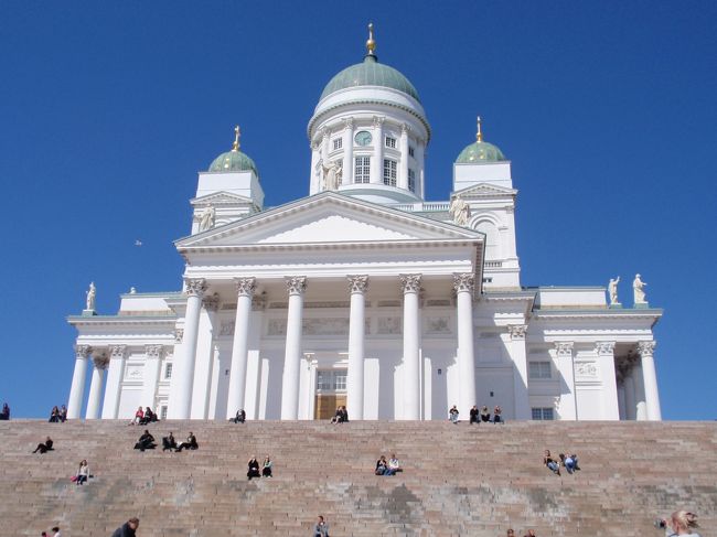 バックの青空に映える白がとてもキレイです。