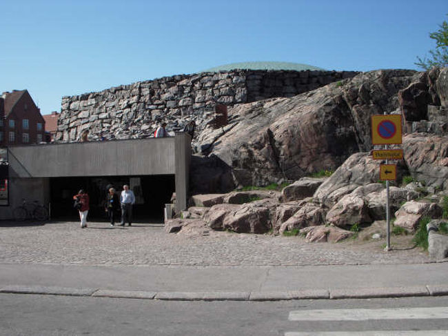 お次はテンペリアウキオ教会。<br />岩山をくり抜いて造られた教会です。