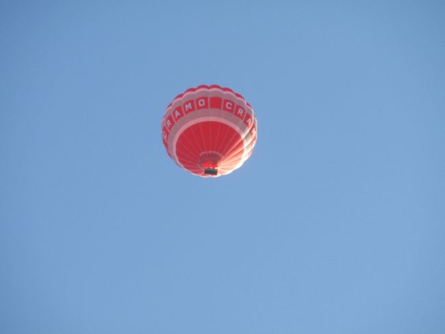 エスプラナーディ公園の上に気球発見!!<br /><br />夜の８時でこの明るさ!!