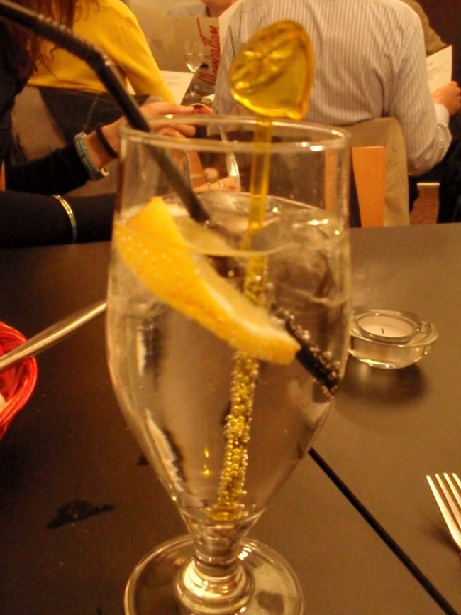 どのレストランも満員で、エスプラナーディ周辺を歩き回った結果、とあるステーキハウスに入りました。<br />