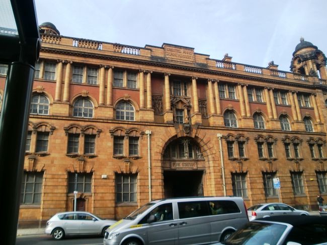 朝九時にマンチェスターを電車で出発！<br />ちなみに、一時間に二便が、ピカデリー・ヴィクトリアの二駅から、合計四本、<br />直通便が出ています♪<br />座っていけたしラッキー\(^^\)<br /><br />ちなみにこの写真はマンチェスターピカデリー駅前の消防署。<br />