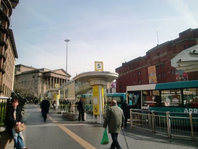 とりあえず、サッカースタジアムに行きたかったので、<br />観光案内所へ。<br /><br />特に、リーフレットもなかったので、<br />カタコト英語で頑張りました！<br /><br />そしたら「バスに乗れ！」だそうな。<br />バスの料金は確か、その日だけのフリーパスで４ポンド…だったかな？意外と安い♪<br />（しかも、マックの割引券が裏についてて嬉しい♪）