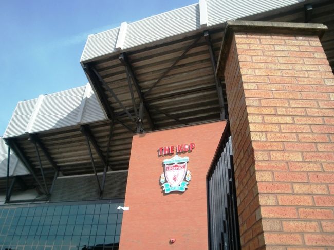 およそ三十分で到着のスタジアム！<br />でかすぎて、全景は撮れませんでした…(-_-;)<br /><br />おみやげやさんでテディーベアを購入。<br /><br />スタジアム見学ツアーに申し込もうとしたのですが<br />午前の部は終わっており、午後の部は二時から…。<br />お昼でも食べようとなったのですが、<br />スタジアムの近くは閑散としていて、<br />安心して入れるような店は無かったので、<br />ひとまず市街地に戻る事にしました。