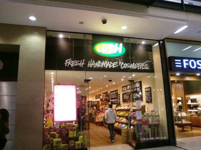 またもや、昨日と同じSCへ。<br /><br />日本にもあるイギリス発祥の石鹸専門店<br />「lush」<br /><br />イギリス限定商品があるらしいんだけど…入る勇気無し。