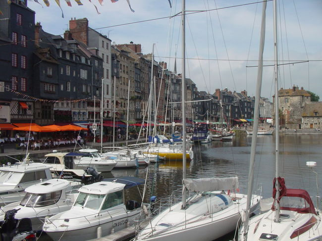 午後はホテルへ戻り、オンフルールの町を散策。