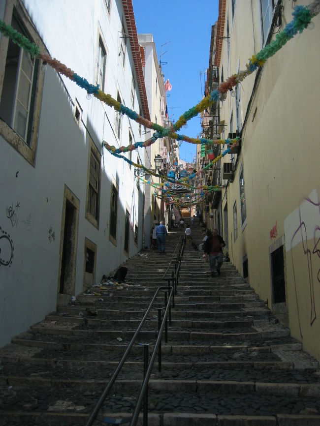 一つ違う路地に入ってみるとこんな風景が。<br /><br />この急勾配の坂が町に溶け込んでいます。