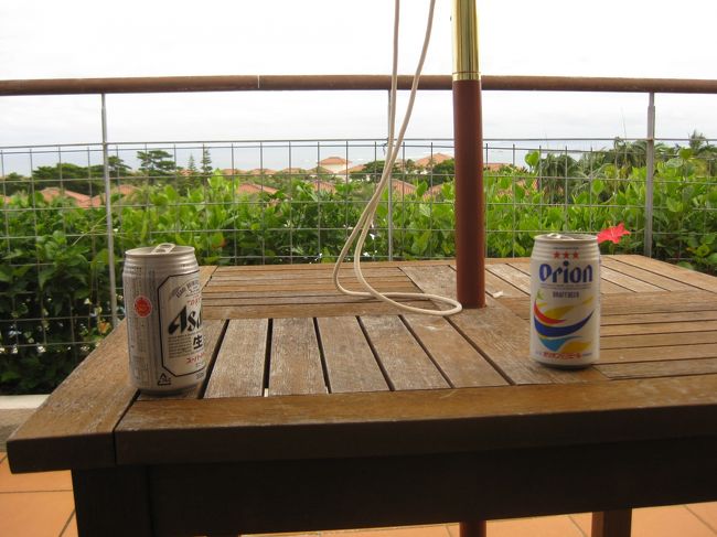 ホテルに帰ってプライベートビーチに行ってみたけど<br />砂浜に石がじゃりじゃりで痛すぎで<br />海もあまりきれいじゃなかったので<br />プールに移動して泳ぎまくり<br /><br />部屋に帰ってテラスで一杯。<br /><br />あぁ〜しあわせ！<br />