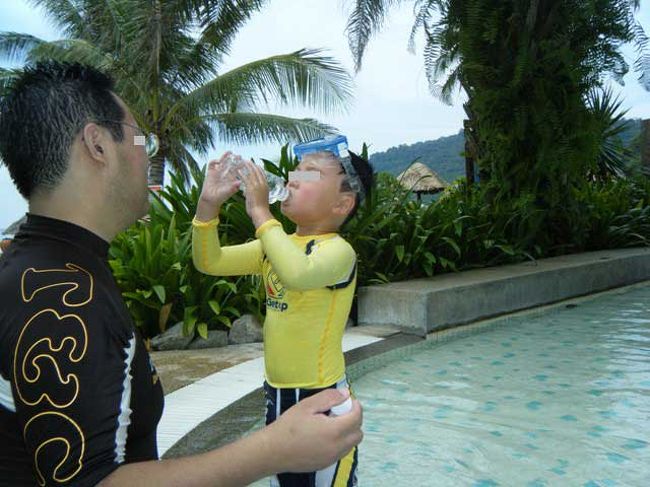 機内で配られた水を飲むLaurel(弟)。<br /><br />この日は、これで終了。<br /><br />明日のシュノーケリングツアーの予約をして、部屋に戻りました。